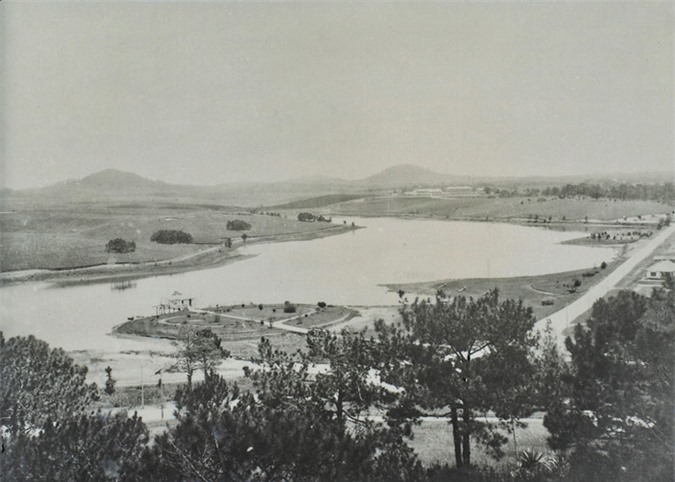 dong goi tri thuc Toàn cảnh hồ Xuân Hương thập niên 1920. Quanh hồ lúc này rất ít công trình xây dựng.