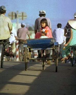Gia đình trên chiếc xe lôi giữa lòng  Sài Gòn