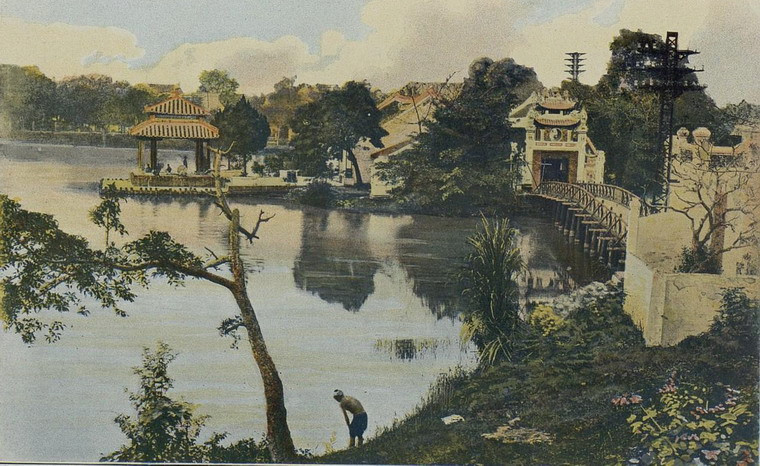 Đền Ngọc Sơn và cầu Thê Húc ở hồ Hoàn Kiếm, Hà Nội năm 1903