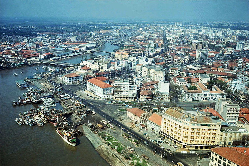 Bến Bạch Đằng, đoạn gần rạch Bến Nghé (phía trên), phía đối diện là khách sạn Majestic (bên phải), tháng 5/1968