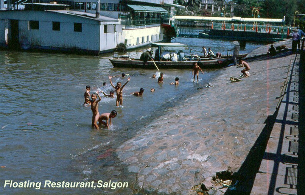  Trẻ em bơi lội gần nhà hàng Mỹ Cảnh, 1962 - 1963. Ảnh: Ken Schumacher.
